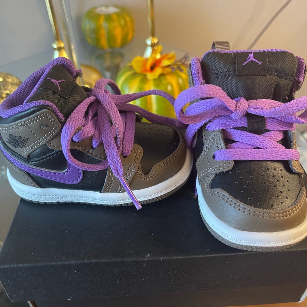 Baby air Jordan retro 1 
Purple Brown Black 
Size 3C
*worn once for photo shoot